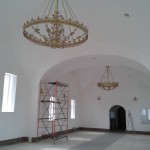 Строительство Нового Успенского храма г. Покровска. Монтаж люстр