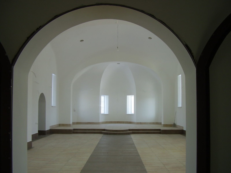 Строительство Нового Успенского храма г. Покровска. Завершена отделка стен. Уложена плитка на пол.