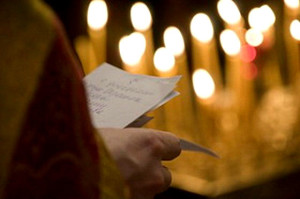 Как правильно подать записки «о здравии» и «о упокоении» на литургии?