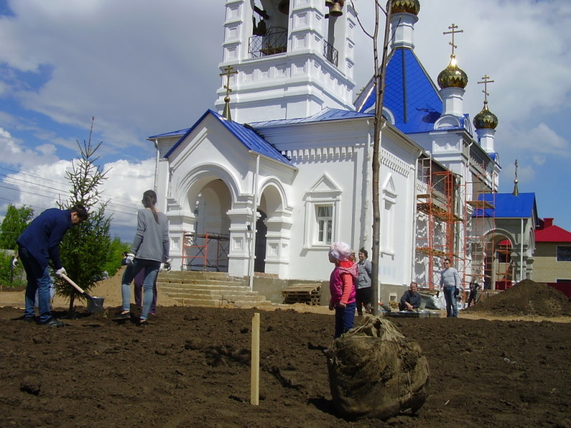 Строительство Нового Успенского храма г. Покровска. Посадка деревьев