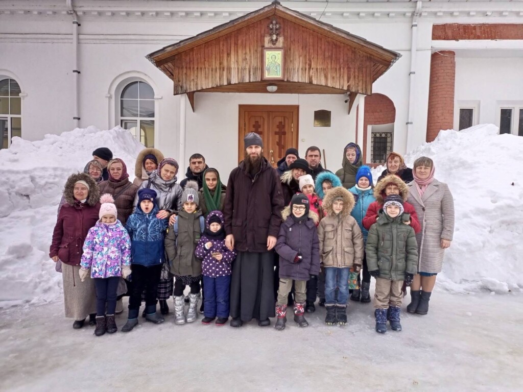 Дети на прогулке в монастыре